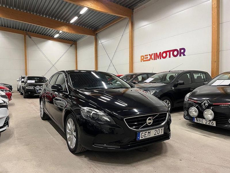 Svart Begagnad 2013 Volvo V40 Momentum Kombi | 94 900 kr (Marknadspris) - Bild 1/4