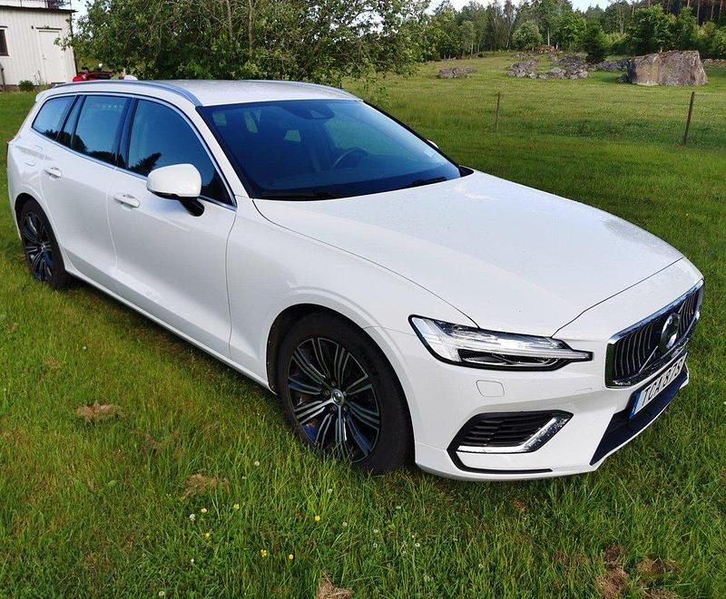 Vit Begagnad 2021 Volvo V60 Momentum Kombi | 295 000 kr (Bra pris) - Bild 1/4