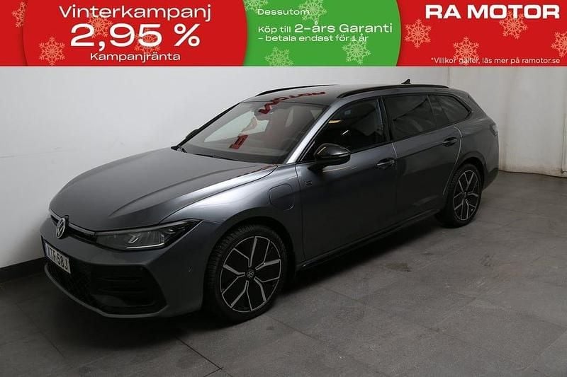 Diabase grey metallic Begagnad 2024 VW Passat R-line Kombi | 448 800 kr - Bild 1/3