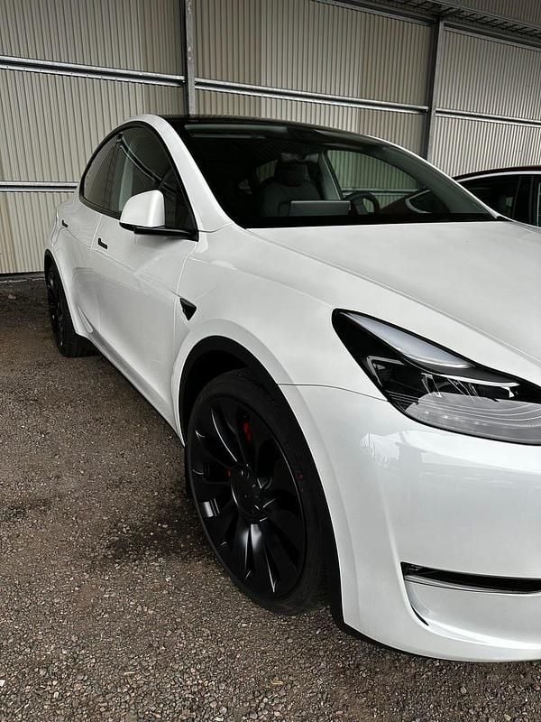 Begagnad 2024 Tesla Model Y Performance SUV | 480 000 kr (Lite dyr) - Bild 1/4