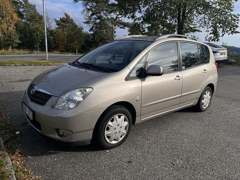 Silver Begagnad 2003 Toyota Corolla Verso Minibuss | 29 990 kr - Bild 1/4