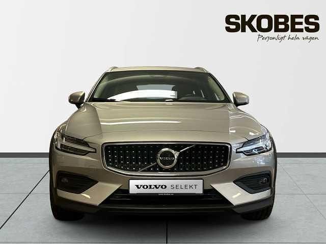 Begagnad Volvo V60 CC Core 197 HK (144 kW) 2023 Kombi