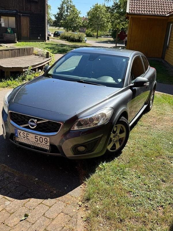Grå Begagnad 2011 Volvo C30 Momentum Halvkombi | 35 000 kr (Marknadspris) - Bild 1/4