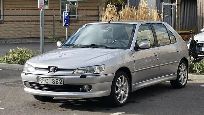 Grå Begagnad 2000 Peugeot 306 Halvkombi | 23 000 kr - Bild 1/4