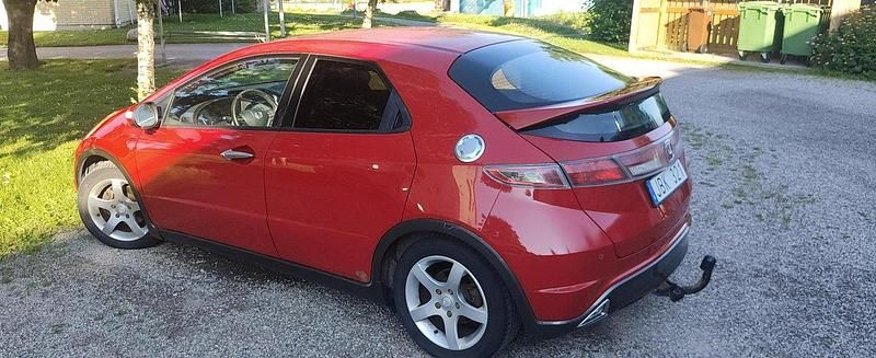 Röd Begagnad 2009 Honda Civic Sport Halvkombi | 25 000 kr (Dyr) - Bild 1/4