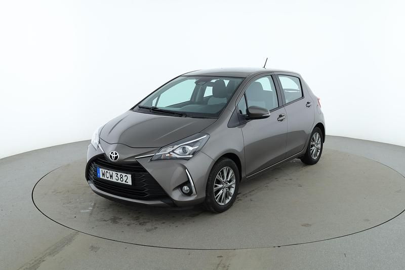 Grå Begagnad 2018 Toyota Yaris Active Halvkombi | 146 000 kr (Marknadspris) - Bild 1/4