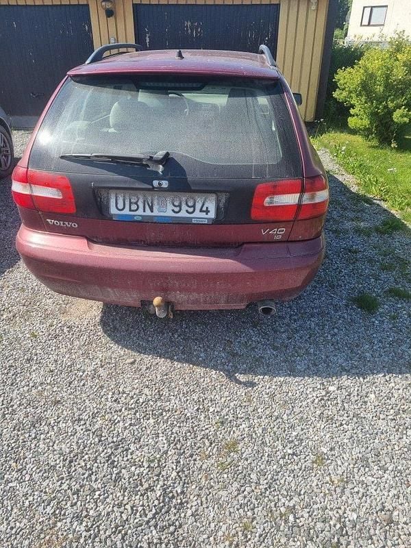 Röd Begagnad 2004 Volvo V40 Kombi | 6 000 kr (Marknadspris) - Bild 1/3