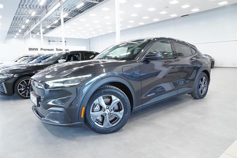 Grå/silver Begagnad 2022 Ford Mustang Mach-E Standard Range SUV | 349 900 kr (Bra pris) - Bild 1/4