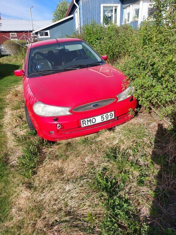 Röd Begagnad 2000 Ford Mondeo ST200 Halvkombi | 8 000 kr - Bild 1/4