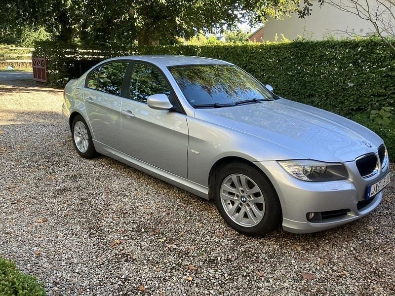 Grå Begagnad 2010 BMW 318 Comfort Edition Sedan | 49 000 kr (Marknadspris) - Bild 1/4