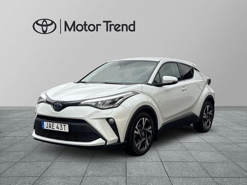 Vit Begagnad 2023 Toyota C-HR+ Edition SUV | 279 000 kr (Marknadspris) - Bild 1/3