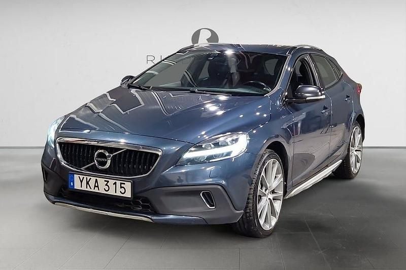 Mörkblå (blå) Begagnad 2017 Volvo V40 CC Summum Kombi | 164 900 kr (Marknadspris) - Bild 1/3