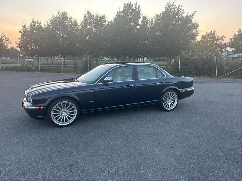 Blå Begagnad 2007 Jaguar XJ Sedan | 169 000 kr (Marknadspris) - Bild 1/4