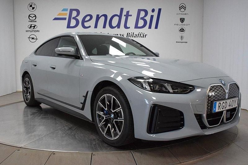 Grå Begagnad 2025 BMW i4 M Sport Sedan | 614 500 kr (Dyr) - Bild 1/4
