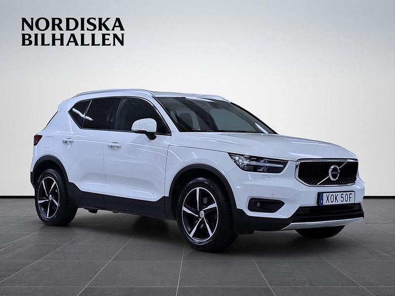 Vit Begagnad 2019 Volvo XC40 Momentum SUV | 279 795 kr (Bra pris) - Bild 1/4