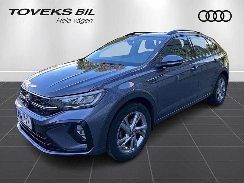 Grå (smokey grey metallic) Begagnad 2022 VW Taigo R-line SUV | 229 900 kr (Marknadspris) - Bild 1/4