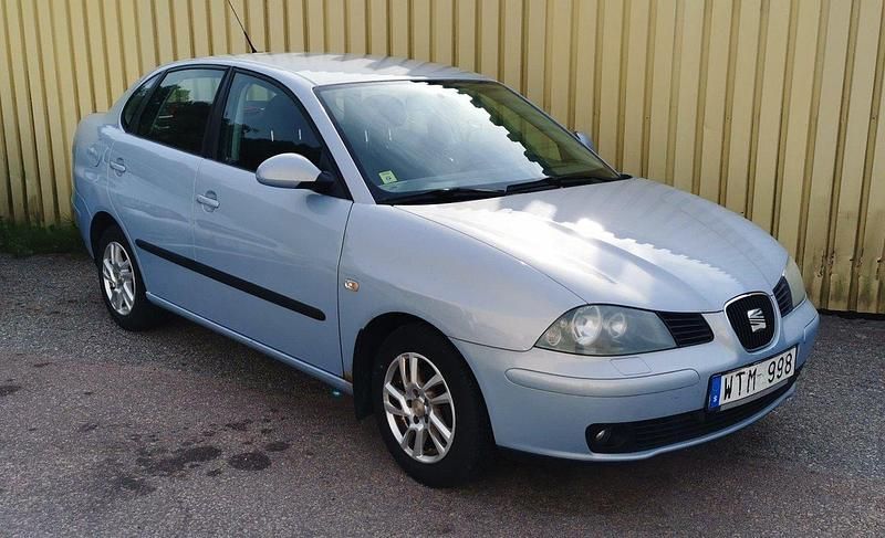 Ljusblå (blå) Begagnad 2005 Seat Cordoba Sedan | 10 900 kr - Bild 1/4
