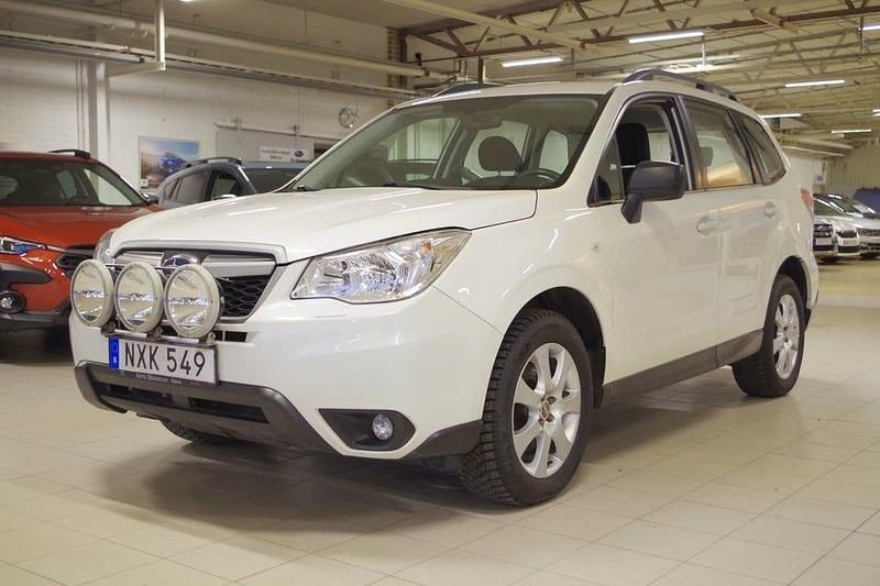 Vit Begagnad 2015 Subaru Forester SUV | 139 000 kr (Marknadspris) - Bild 1/4