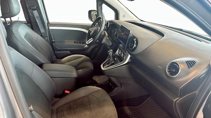 Begagnad Mercedes T180 116 HK (85 kW) 2024 Grå Minibuss