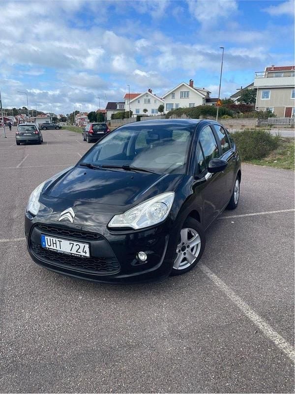 Svart Begagnad 2010 Citroën C3 Halvkombi | 32 000 kr (Marknadspris) - Bild 1/4