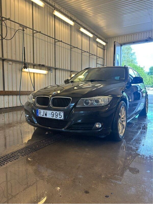 Svart Begagnad 2011 BMW 320 Kombi | 70 000 kr (Bra pris) - Bild 1/4