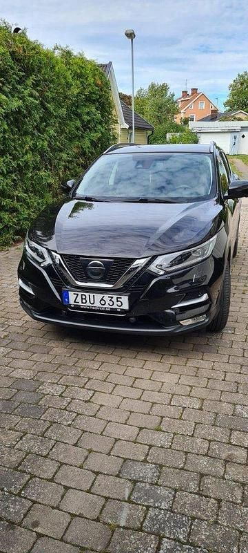 Svart Begagnad 2018 Nissan Qashqai SUV | 180 000 kr (Marknadspris) - Bild 1/4