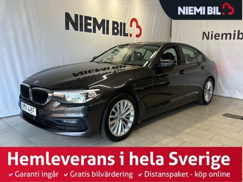 Grå Begagnad 2019 BMW 520 Sport Line Sedan | 284 900 kr (Superpris) - Bild 1/3