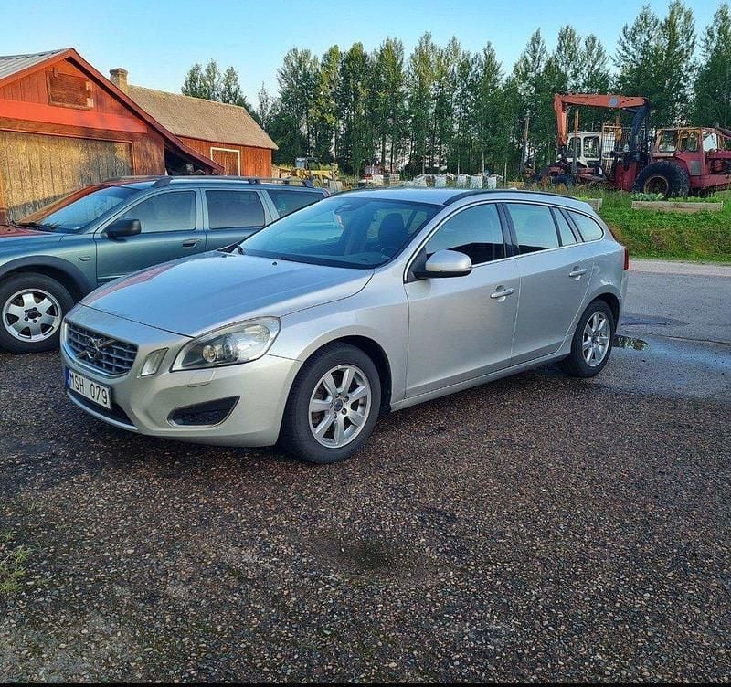 Grå Begagnad 2012 Volvo V60 Momentum Kombi | 72 000 kr (Marknadspris) - Bild 1/4