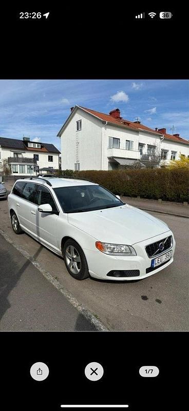 Vit Begagnad 2011 Volvo V70 Momentum Kombi | 52 000 kr (Marknadspris) - Bild 1/4