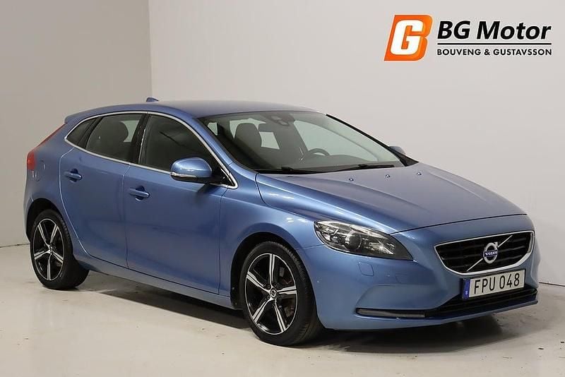 Blå Begagnad 2015 Volvo V40 Halvkombi | 134 500 kr (Marknadspris) - Bild 1/3