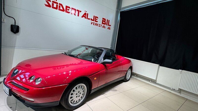 Röd Begagnad 1997 Alfa Romeo Spider Lusso Cab | 99 900 kr - Bild 1/4