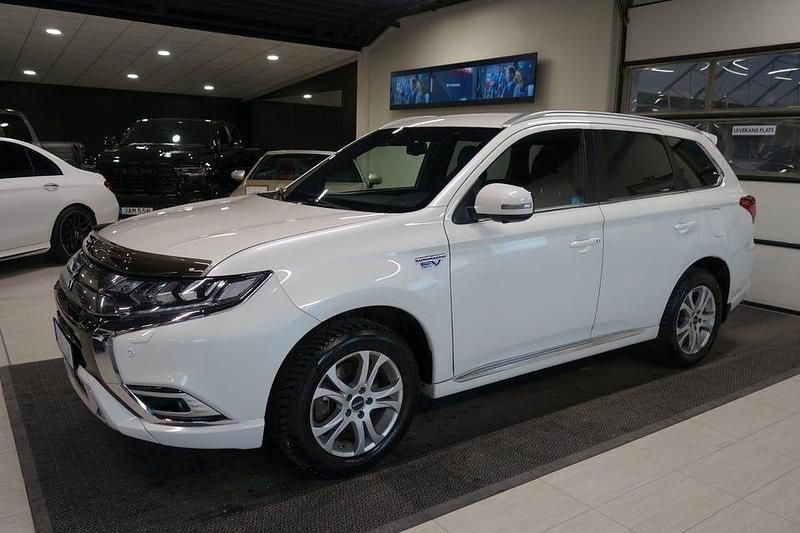 Begagnad Mitsubishi Outlander 224 HK (164 kW) 2020 Vit SUV