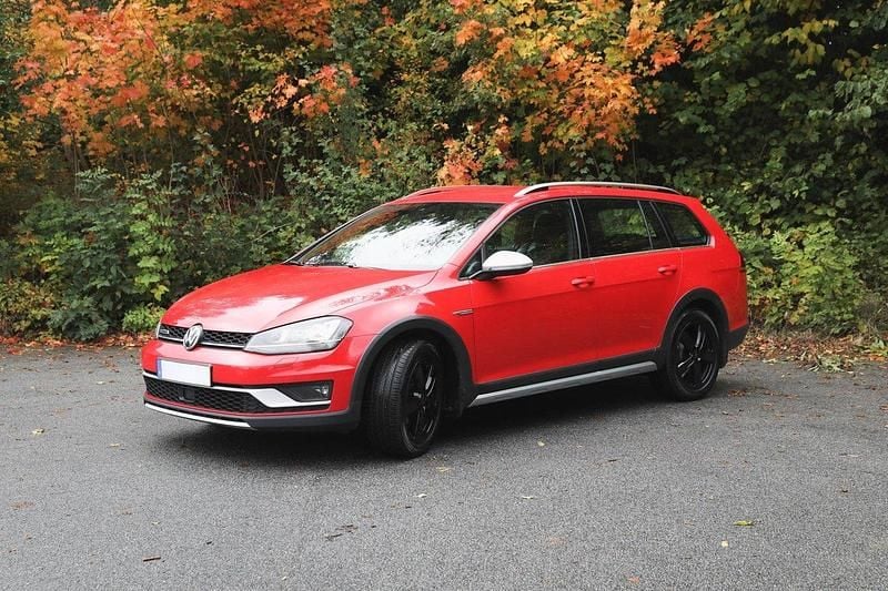Röd Begagnad 2017 VW Golf Alltrack Kombi | 149 000 kr (Bra pris) - Bild 1/4