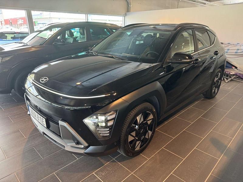 Svart Begagnad 2024 Hyundai Kona Advanced SUV | 349 900 kr (Superpris) - Bild 1/4