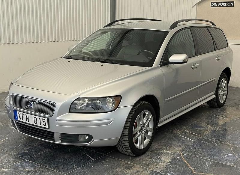 Grå Begagnad 2005 Volvo V50 Summum Kombi | 39 900 kr (Lite dyr) - Bild 1/4