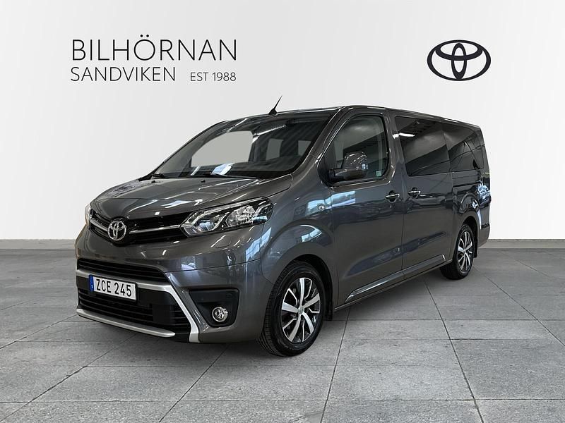 Grå Begagnad 2018 Toyota Proace Verso Kombi | 349 900 kr (Marknadspris) - Bild 1/3
