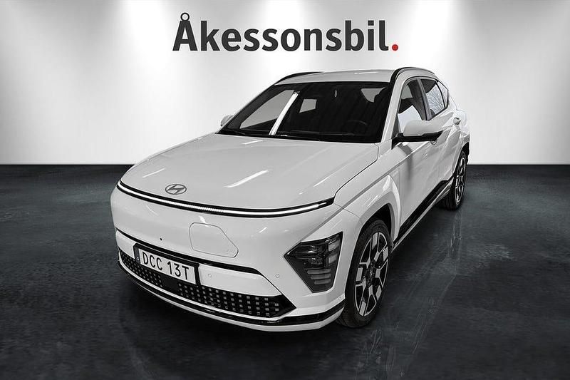 Vit Begagnad 2023 Hyundai Kona Advanced SUV | 424 900 kr (Marknadspris) - Bild 1/4