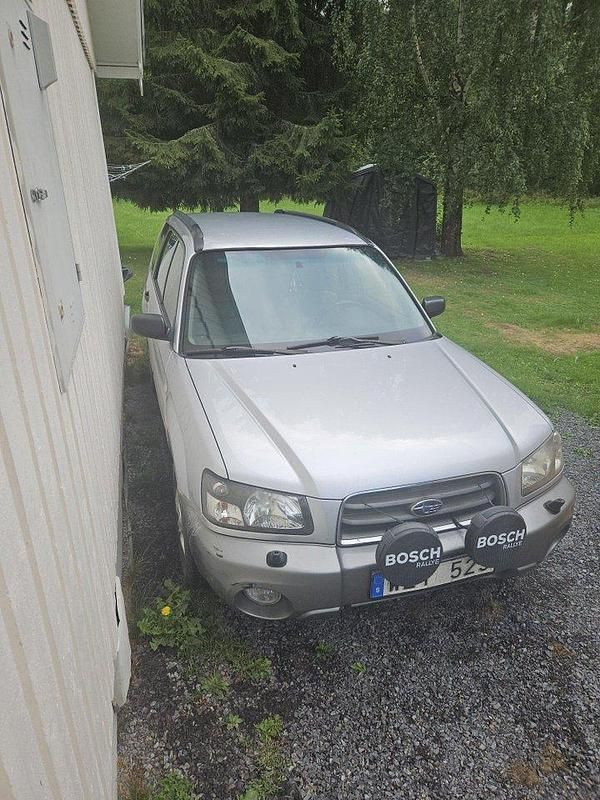Silver Begagnad 2005 Subaru Forester SUV | 17 500 kr (Superpris) - Bild 1/4