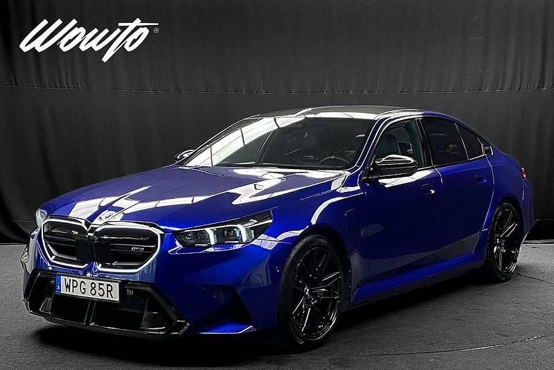 Begagnad BMW M5 Comfort Edition 727 HK (534 kW) 2024 Blå (marina bay blå metallic) Sedan