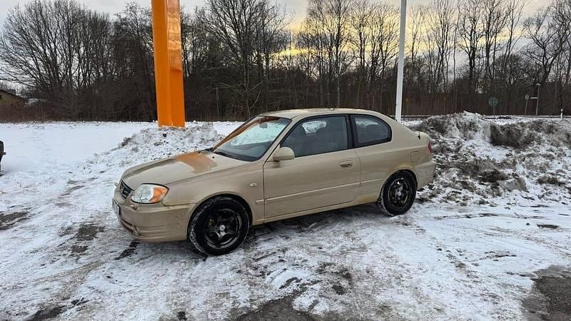 Begagnad Hyundai Accent 105 HK (77 kW) 2003 Gul Halvkombi