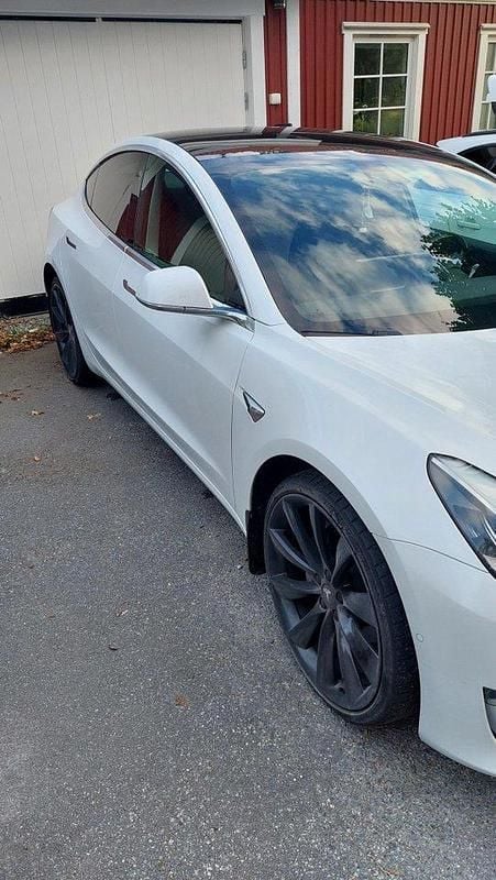 Vit Begagnad 2019 Tesla Model 3 Standard Range Plus Sedan | 200 000 kr (Marknadspris) - Bild 1/3
