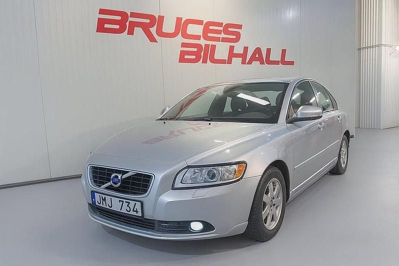 Grå Begagnad 2009 Volvo S40 Momentum Sedan | 45 900 kr (Marknadspris) - Bild 1/4