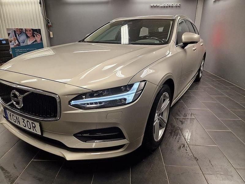 Begagnad Volvo V90 Momentum 190 HK (139 kW) 2019 Ljusbrun Kombi