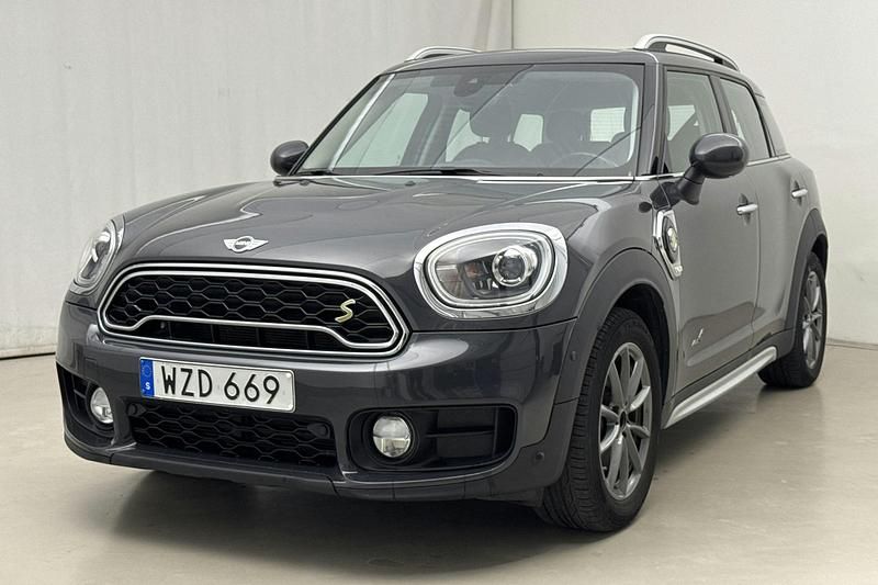 Grå Begagnad 2018 Mini Countryman Essential SUV | 216 000 kr - Bild 1/4