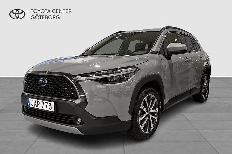Grå Begagnad 2023 Toyota Corolla Cross SUV | 369 900 kr (Marknadspris) - Bild 1/3
