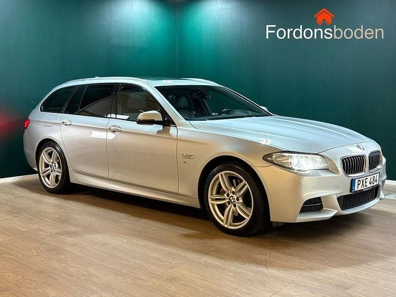 Silver Begagnad 2015 BMW 530 M Sport Kombi | 248 900 kr (Dyr) - Bild 1/4