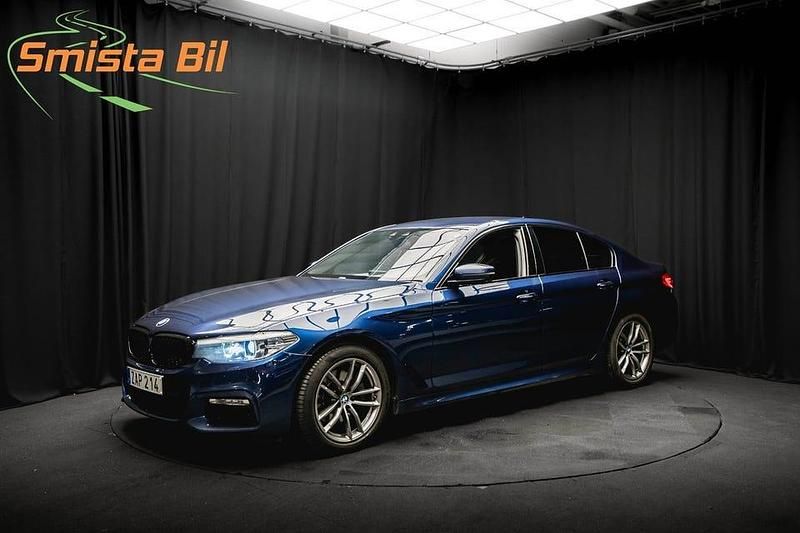 Blå Begagnad 2017 BMW 520 M Sport Sedan | 249 800 kr (Marknadspris) - Bild 1/4