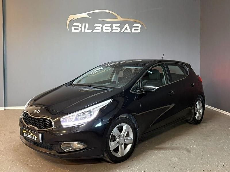 Svart Begagnad 2015 Kia Ceed Comfort Halvkombi | 74 900 kr (Marknadspris) - Bild 1/4