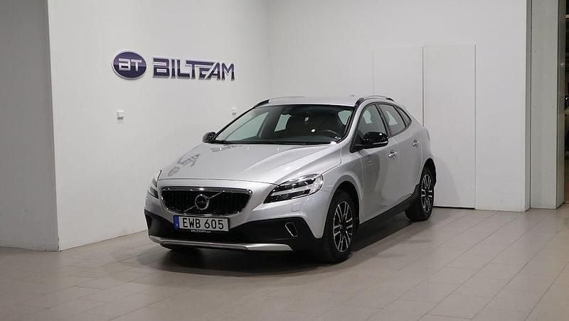 Begagnad Volvo V40 Momentum 152 HK (111 kW) 2018 Silver Halvkombi