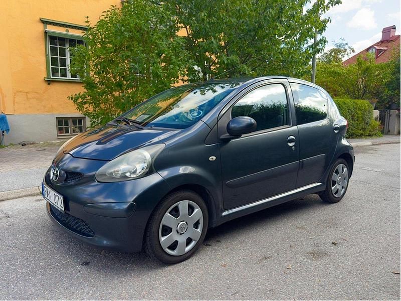 Grå Begagnad 2007 Toyota Aygo Halvkombi | 42 000 kr (Marknadspris) - Bild 1/4